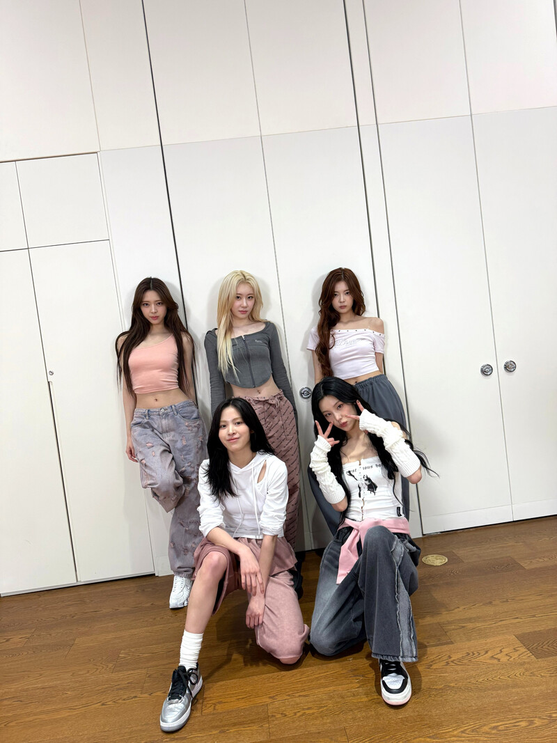 241015 - ITZY Twitter Update - 'GOLD' Dance Practice documents 1