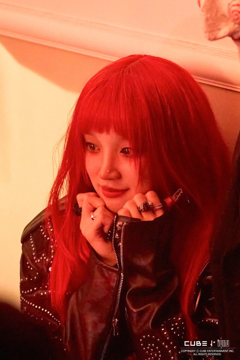 YUQI 'Freak' MV - Behind Photos documents 12