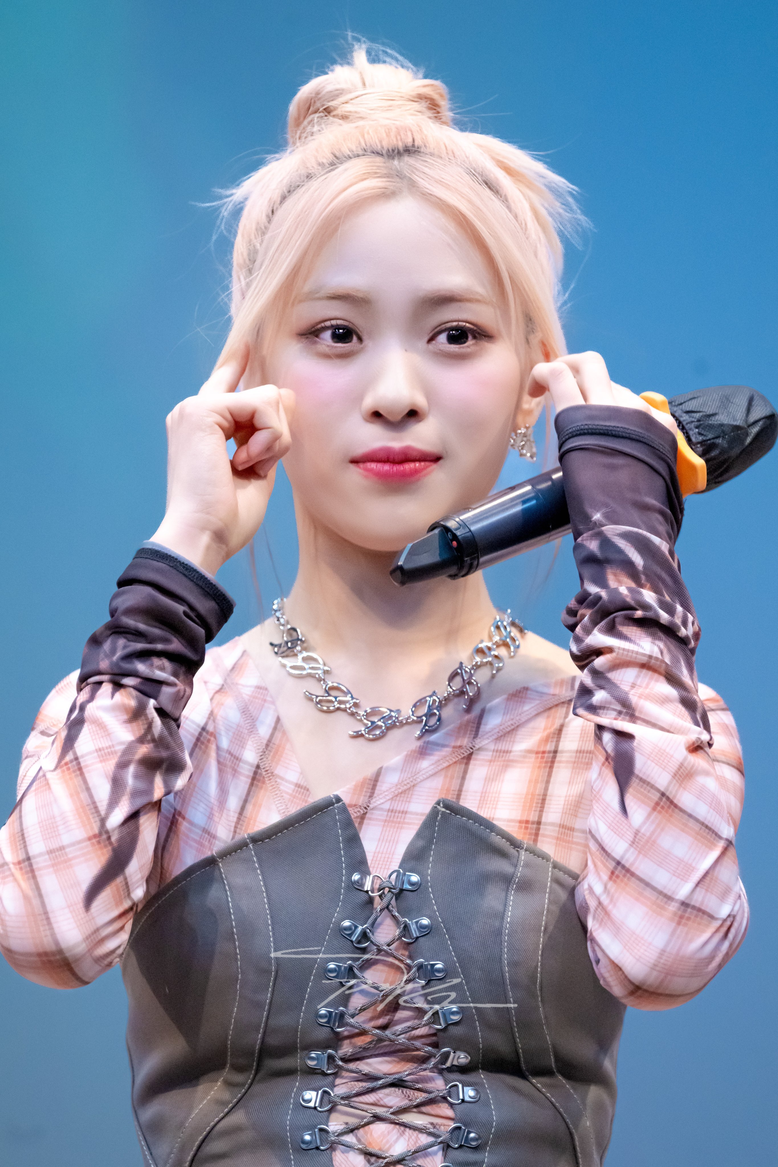 240119 ITZY Ryujin - SOUNDWAVE Fansign Event | kpopping