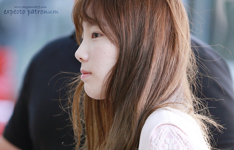 131011 Girls' Generation Taeyeon at Incheon Airport documents 4