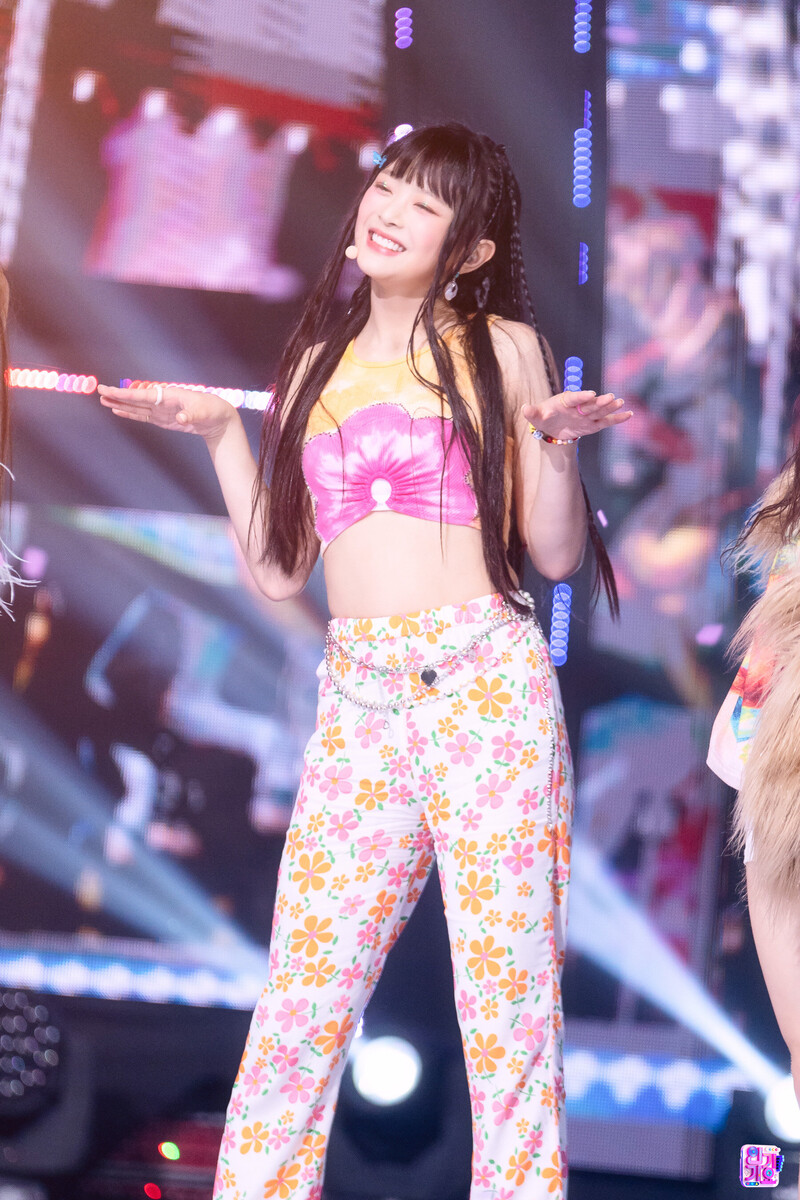 220821 NewJeans Hanni - 'Attention' at Inkigayo documents 14