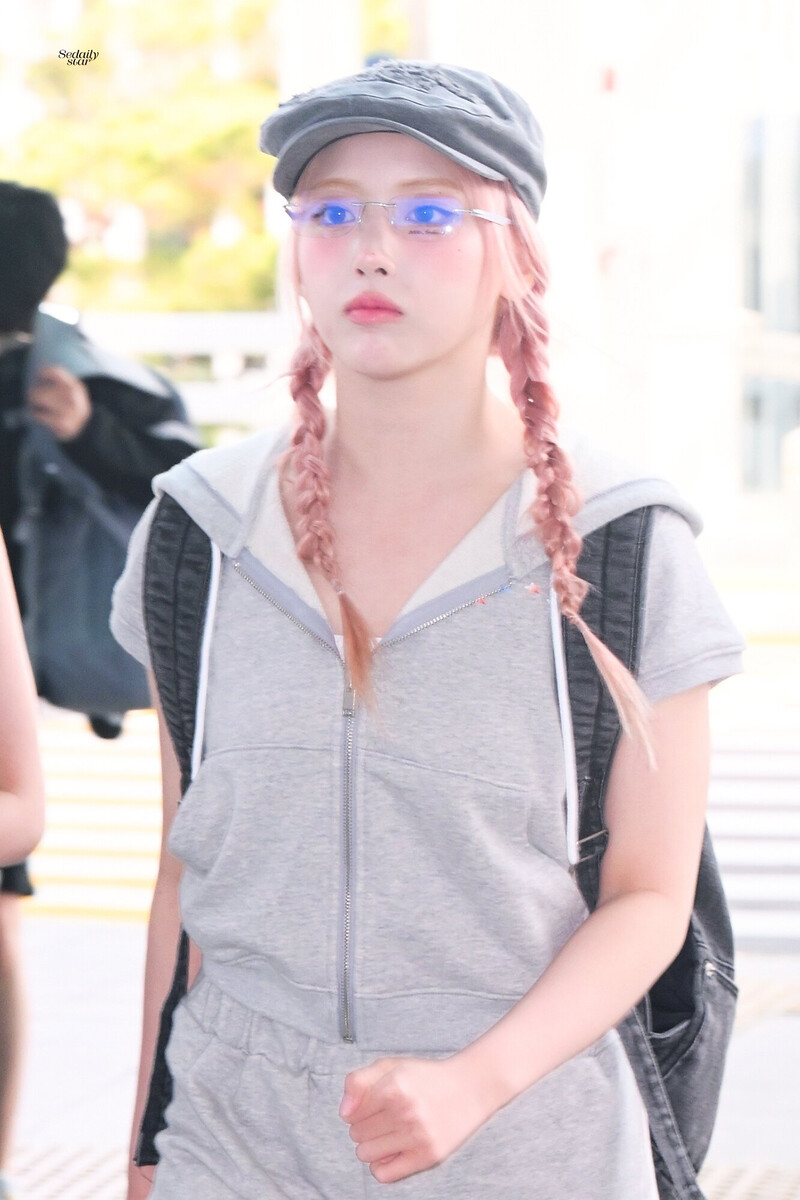 240517 NMIXX Jiwoo at Incheon International Airport documents 1