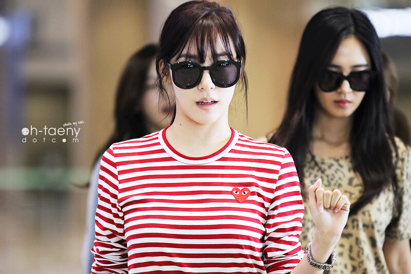 130920 Girls' Generation Tiffany at Incheon Airport documents 1