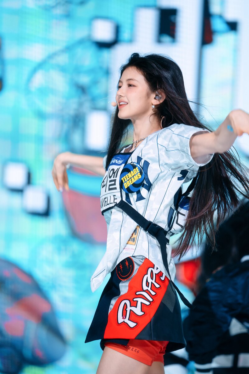 220807 NewJeans Danielle 'Attention' at Inkigayo documents 18