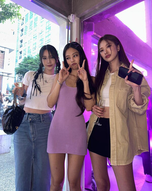 230511 Xooos Instagram Update with Jennie