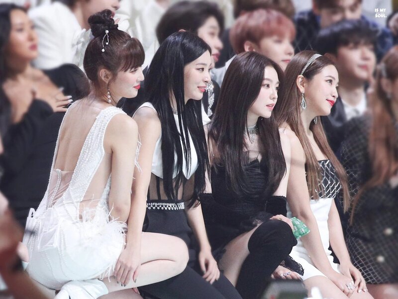 200130 Red Velvet Irene at Seoul Music Awards Red Carpet documents 19