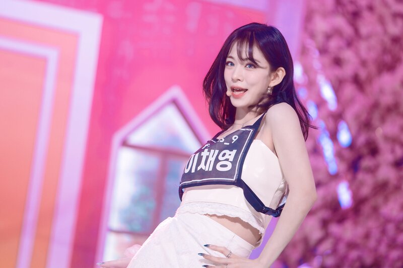 220123 fromis_9 Chaeyoung - 'DM' at Inkigayo documents 11