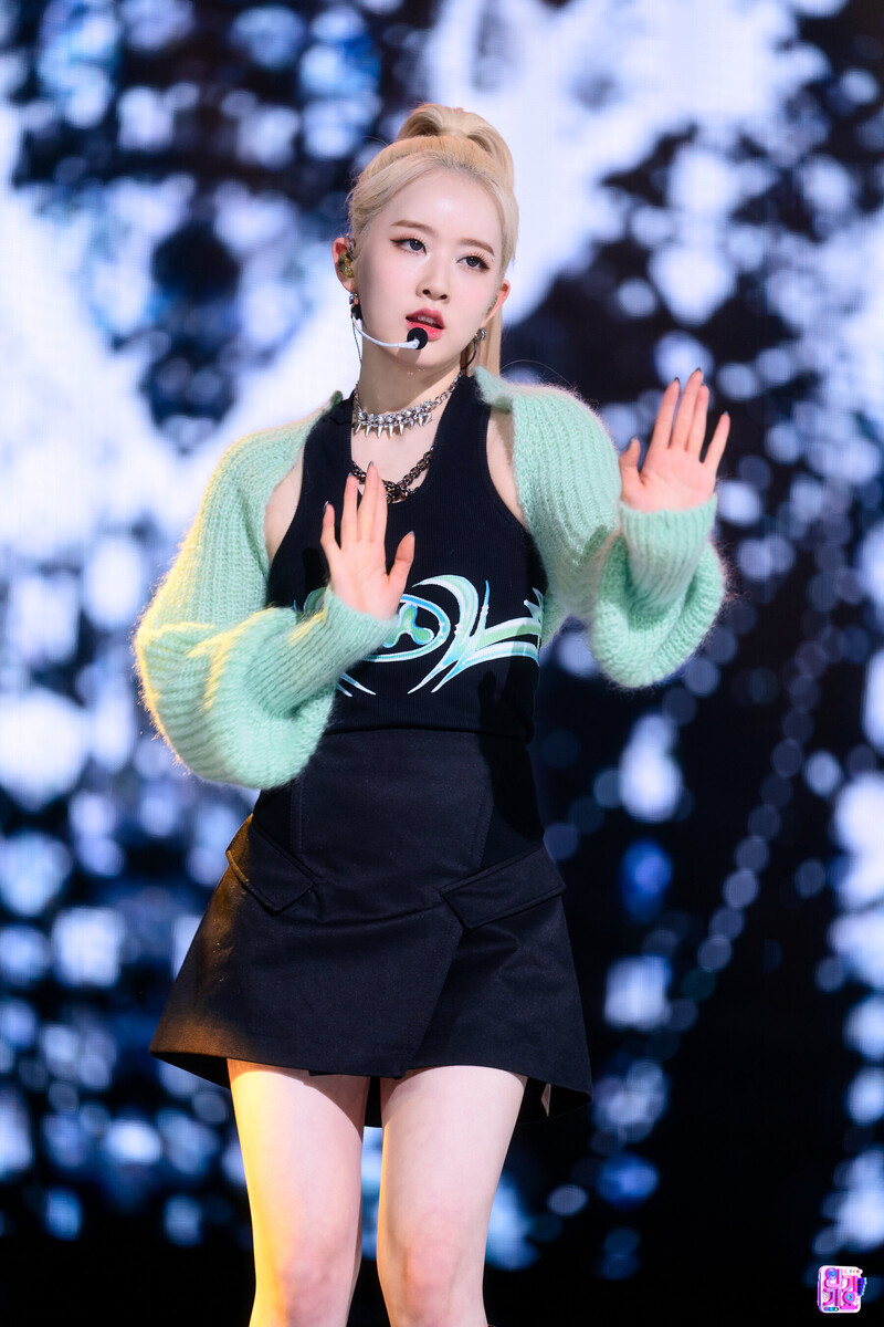 220306 STAYC Sieun - 'RUN2U' at Inkigayo documents 23