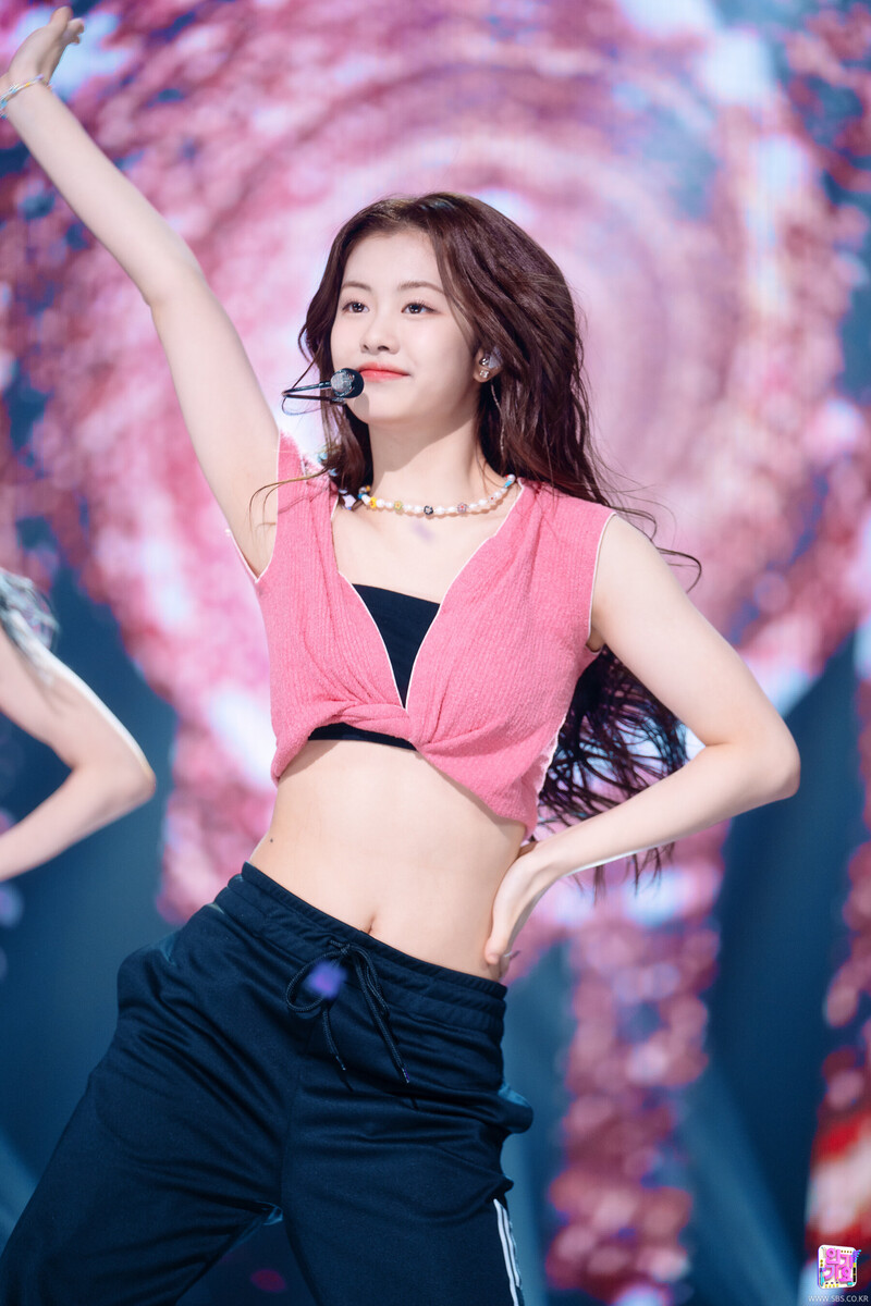 220515 LE SSERAFIM Garam - 'FEARLESS' at Inkigayo documents 29