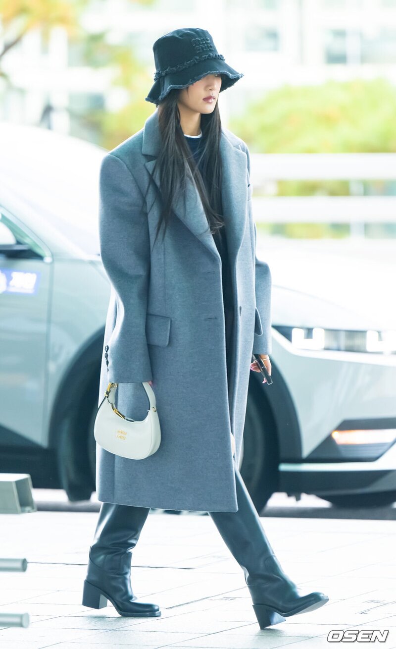 231028 (G)I-DLE Minnie at Incheon International Airport documents 4