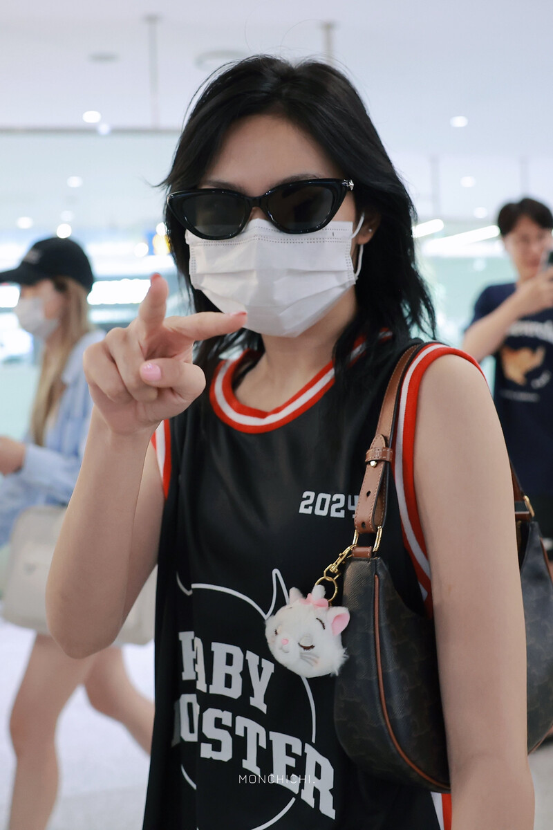 240801 BABYMONSTER Chiquita at Airport documents 3