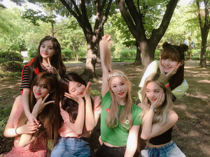 190630 EVERGLOW  Walk in the park