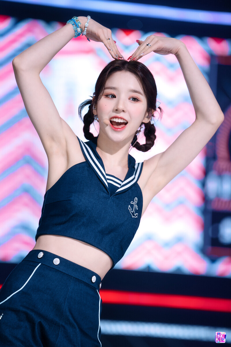 220703 LOONA HeeJin - 'Flip That' at Inkigayo documents 4