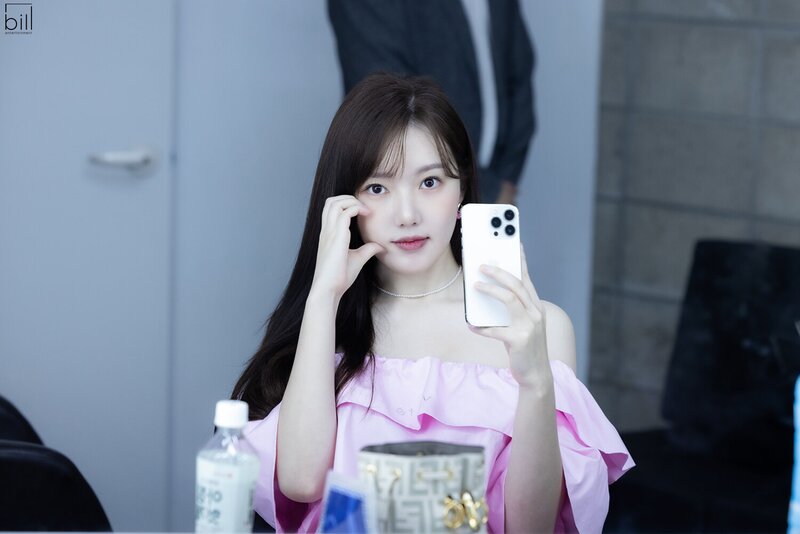 230718 Bill Entertainment Naver Post - Yerin for 'Rolling Stone Korea' behind documents 18