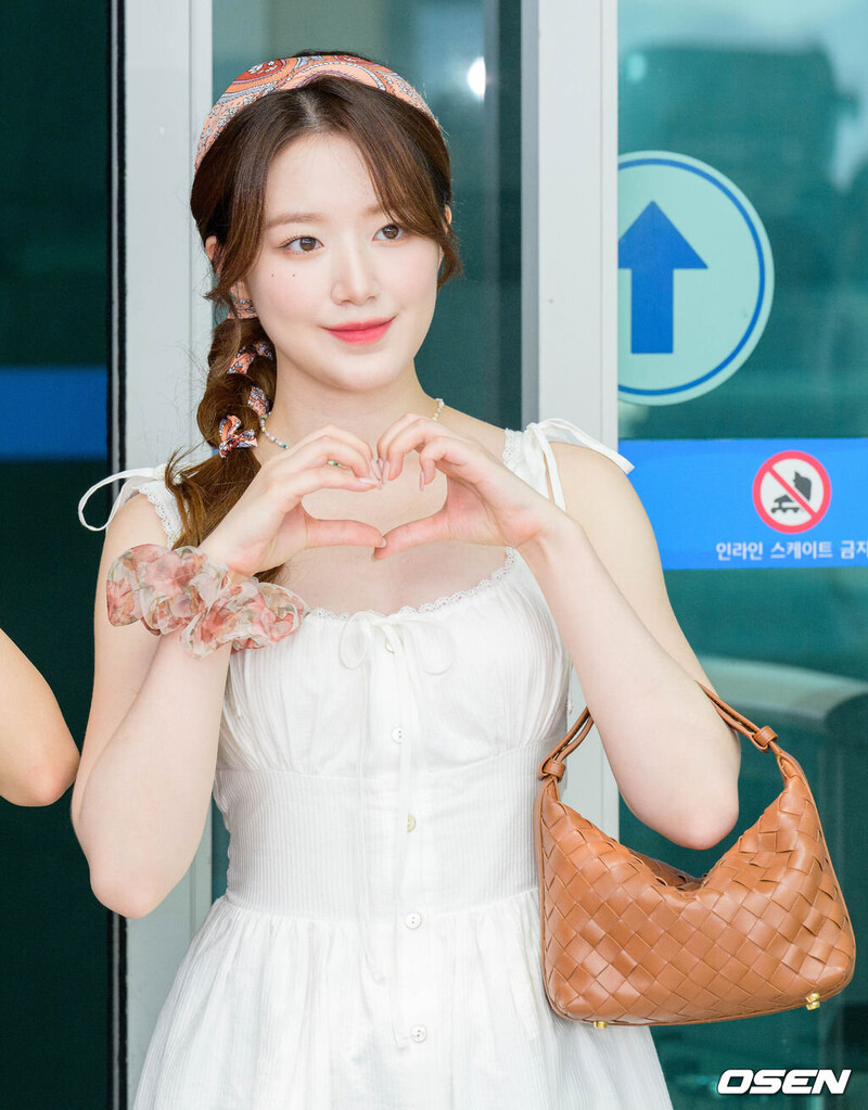 230721 (G)-IDLE Shuhua at Incheon International Airport documents 10