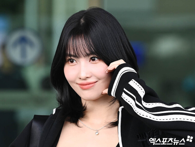 230918 TWICE Momo at Incheon International Airport documents 10