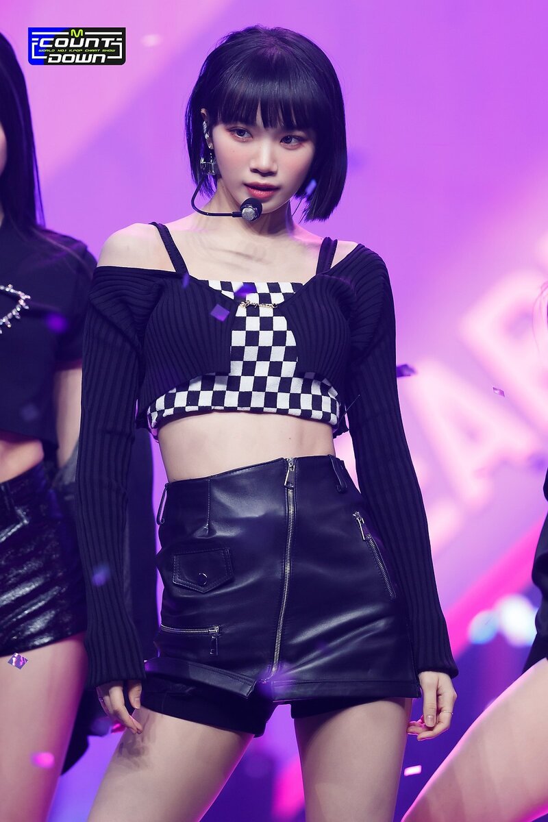 220505 LE SSERAFIM's Chaewon - 'Fearless' and 'Blue Flame' at M Countdown documents 9