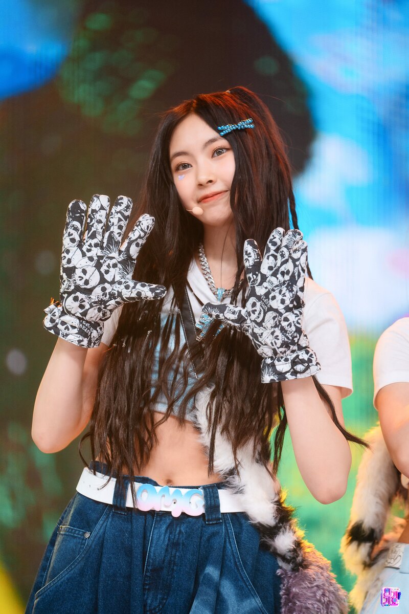 230129 NewJeans Hyein 'OMG' at Inkigayo documents 16