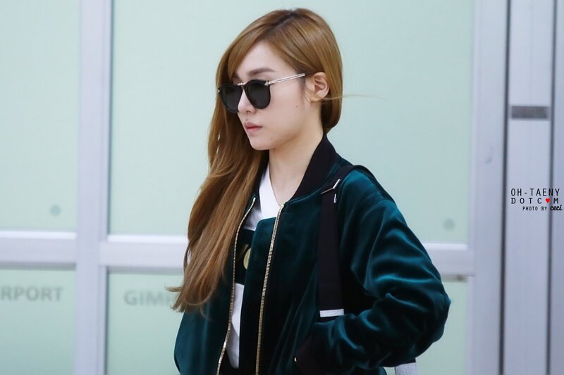141007 Girls' Generation Tiffany at Gimpo Airport documents 3