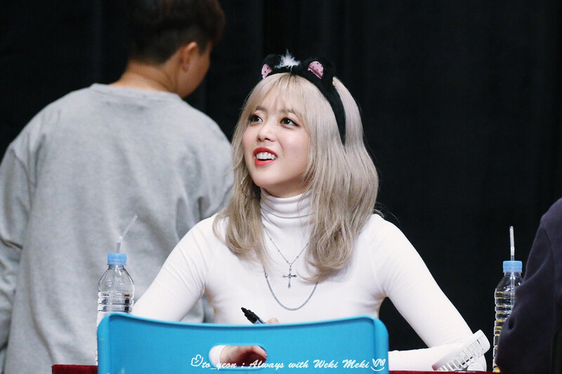 181125 Weki Meki Suyeon at Busan 'KISS, KICKS' Fansign documents 1