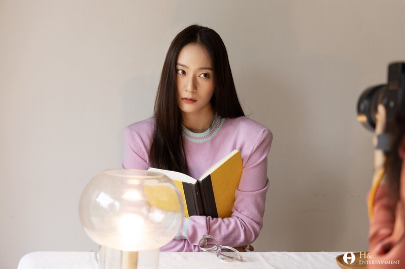 210812 H& Ent. Naver Post - Krystal's Big Issue Photoshoot Behind documents 5