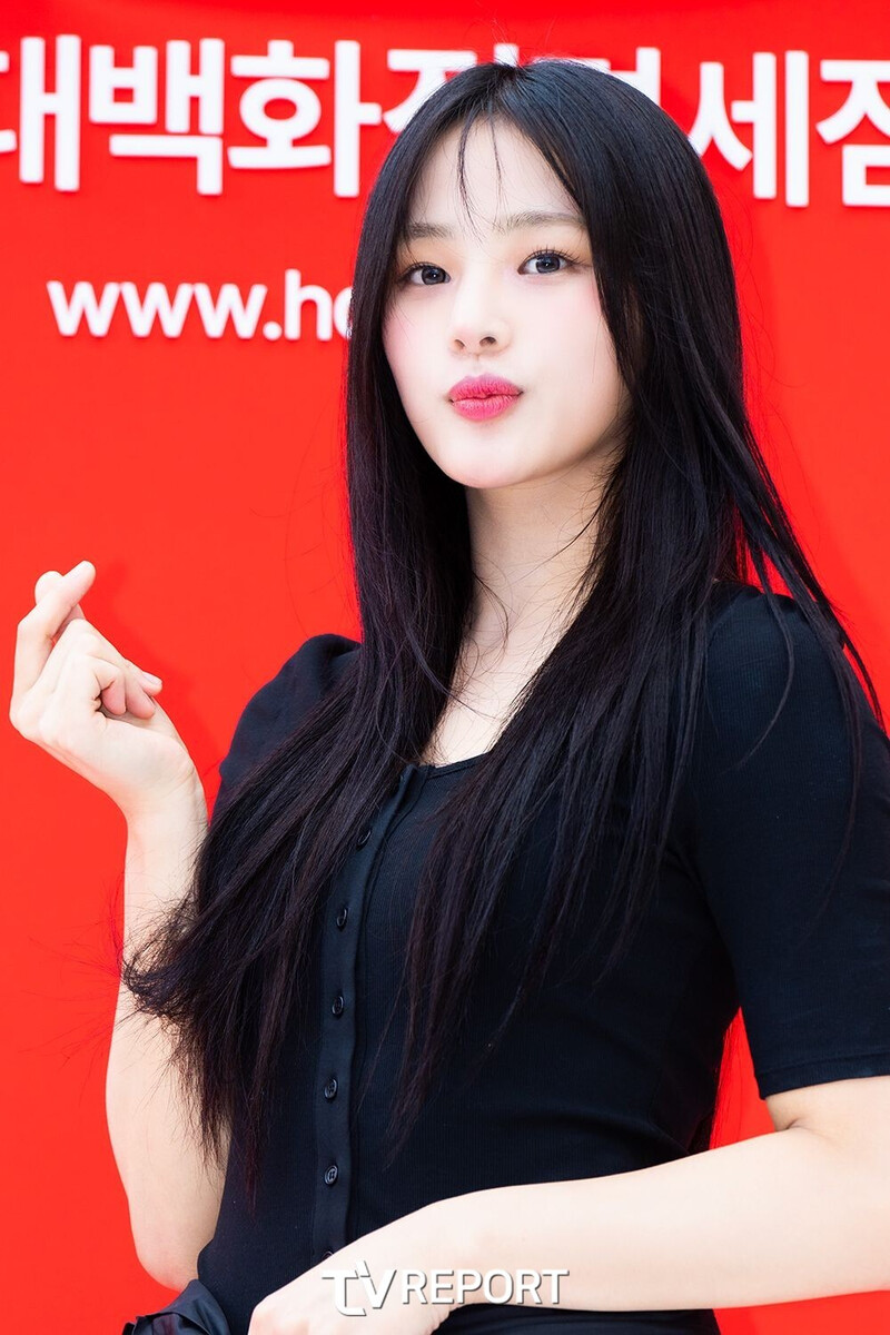 240801 New Jeans Minji - Hyundai Department Store Duty Free Event documents 12