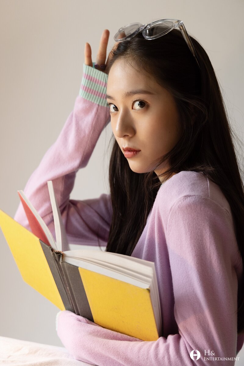 210812 H& Ent. Naver Post - Krystal's Big Issue Photoshoot Behind documents 7