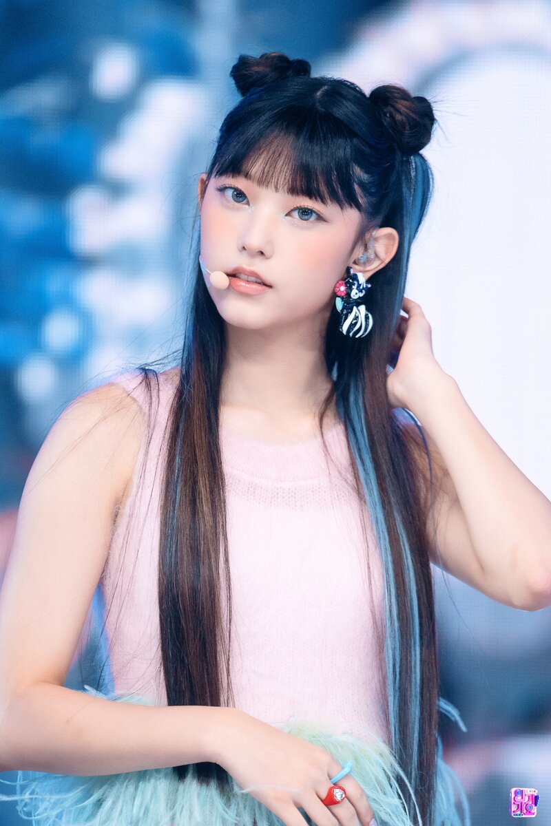 220821 NewJeans Haerin - 'Attention' at Inkigayo documents 1