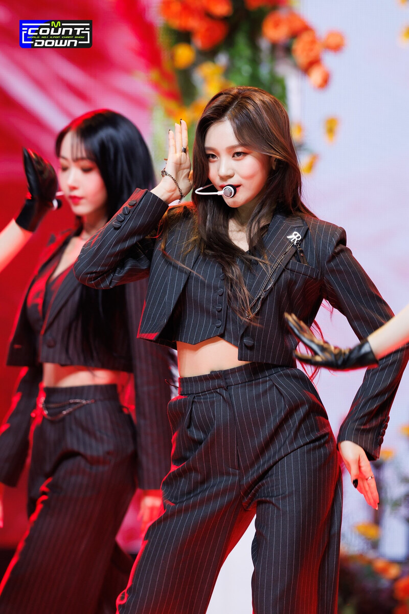 230202 VIVIZ Umji 'PULL UP' at M Countdown | kpopping