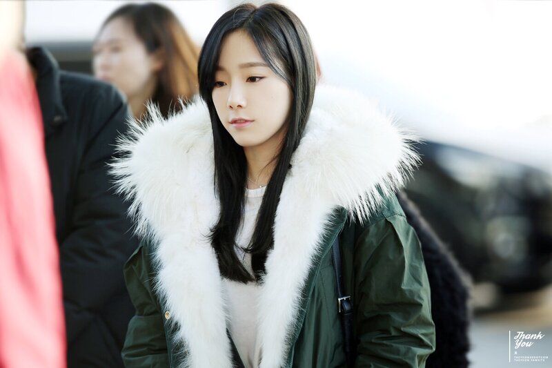 150103 Girls' Generation Taeyeon at Incheon Airport documents 11