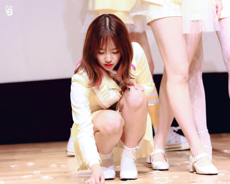 190608 Weki Meki Yoojung at 'LOCK END LOL' Fansign documents 1