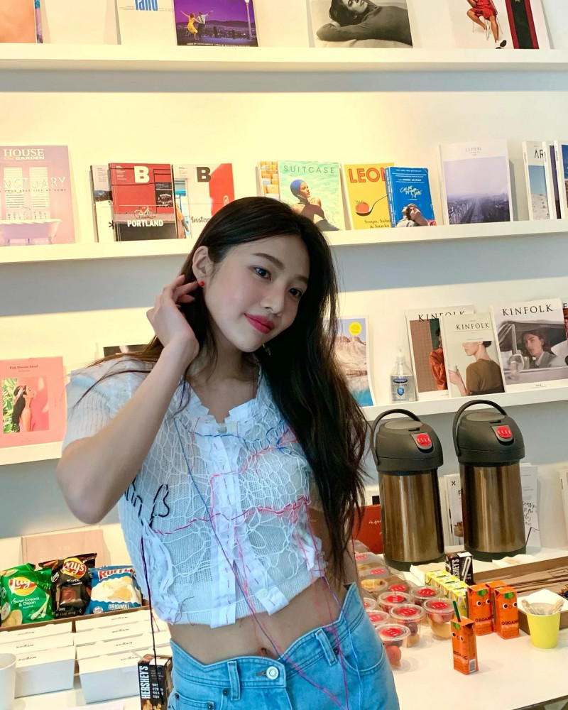 210411 Red Velvet Joy Instagram Update documents 2