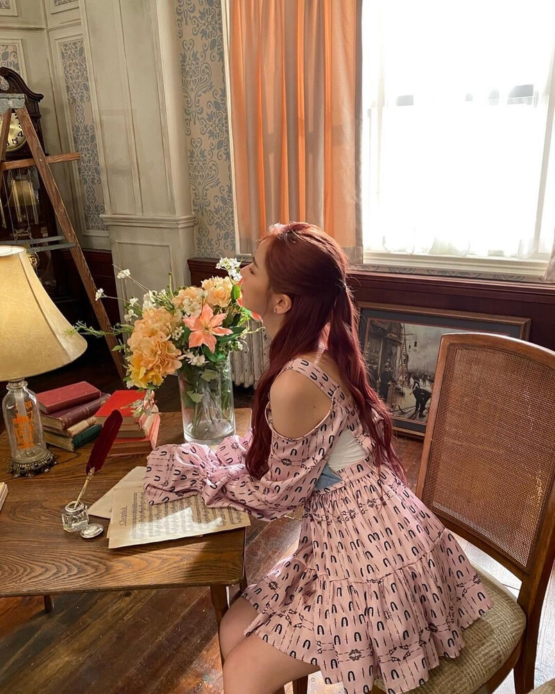 211128 - NiziU Instagram Update: Maya documents 3