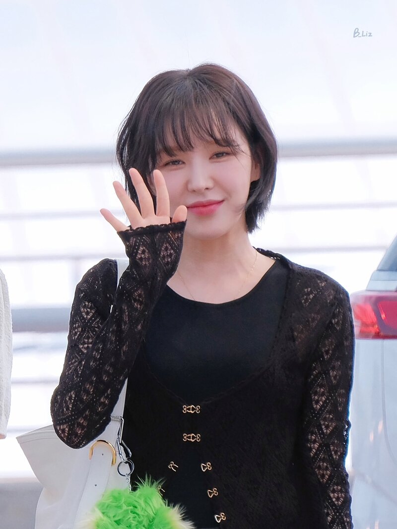 230519 RED VELVET Wendy at Incheon International Airport documents 1