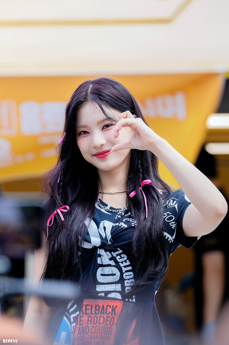 230826 STAYC Isa - Mini Fanmeet | kpopping