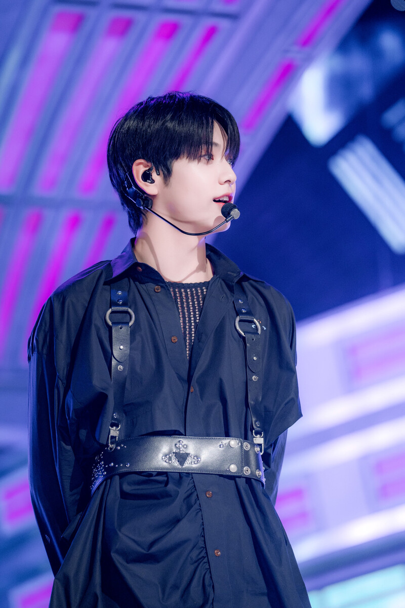 231015 TXT Soobin - 'Back for More' and 'Chasing That Feeling' at Inkigayo documents 9