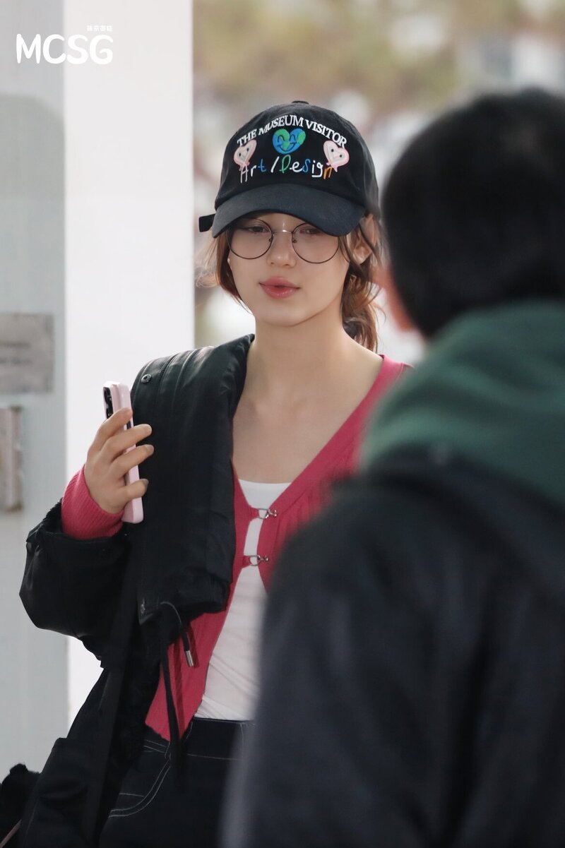 240304 New Jeans Danielle at Incheon International Airport documents 4