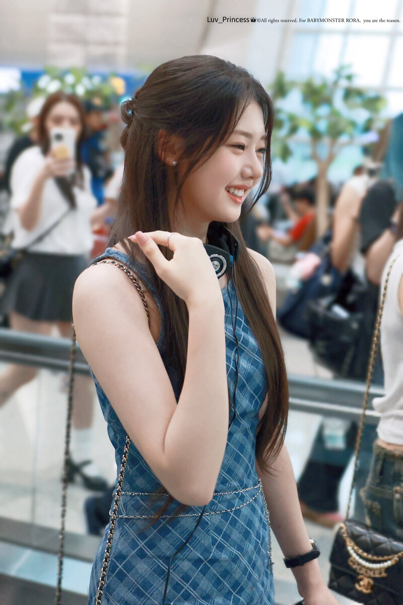 240729 BABYMONSTER Rora at Incheon International Airport documents 2