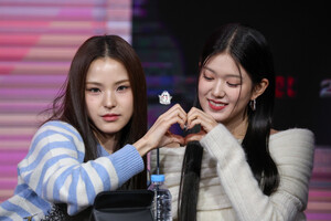 241205 izna Mai & Yoon Jiyoon at MK Fansign