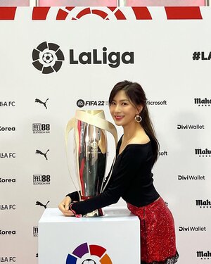220715 HAYOUNG instagram update with 'LaLiga trophy'
