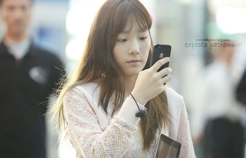 131011 Girls' Generation Taeyeon at Incheon Airport documents 1