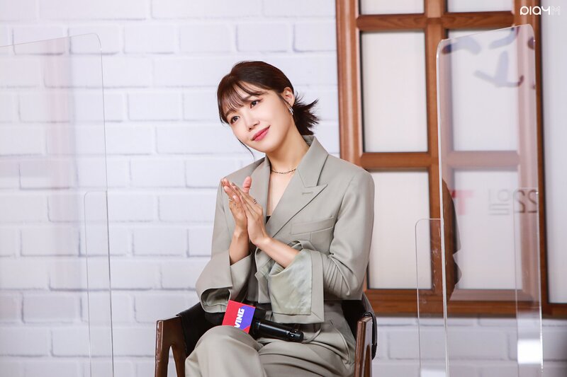 211026 IST Naver post - Apink EUNJI 'Work later, Drink now' drama Production Presentation behind documents 24