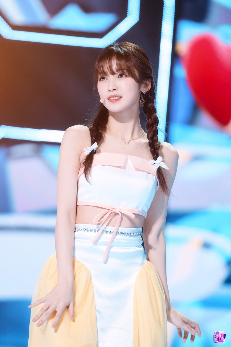 220410 OH MY GIRL Arin - 'Real Love' at Inkigayo documents 2