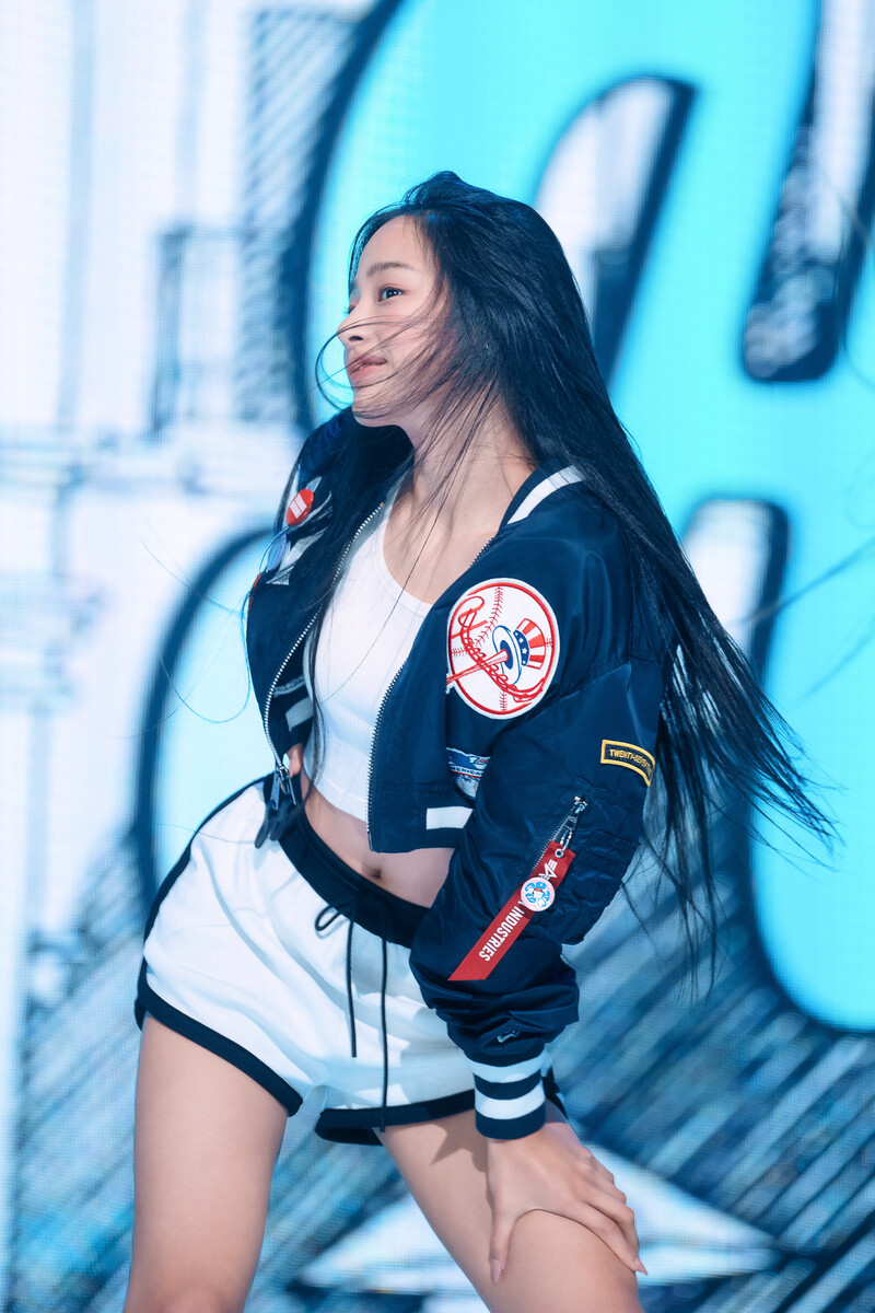 220807 NewJeans Minji 'Attention' at Inkigayo documents 25