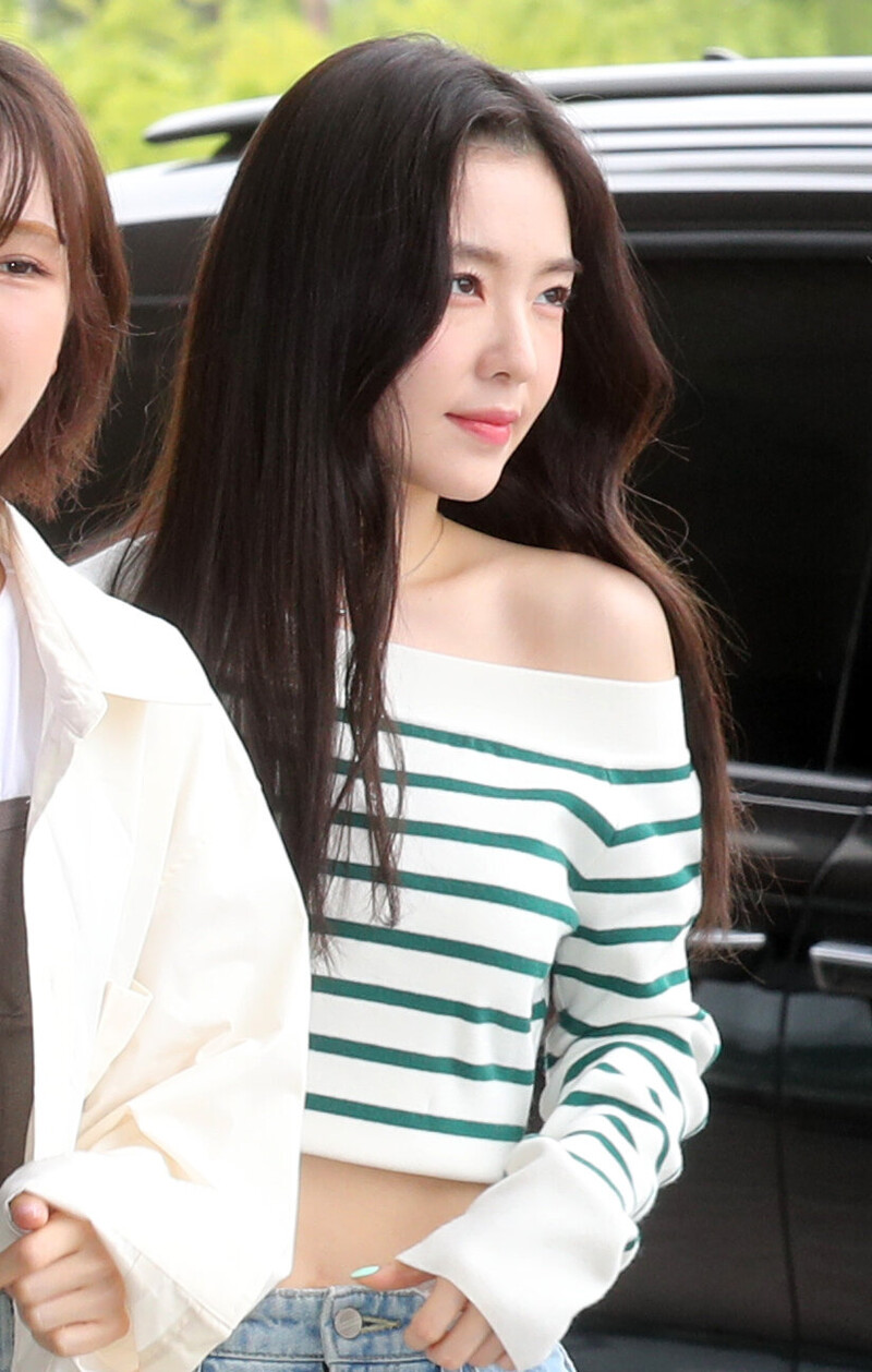 230502 Red Velvet Irene at Gimpo Airport documents 8