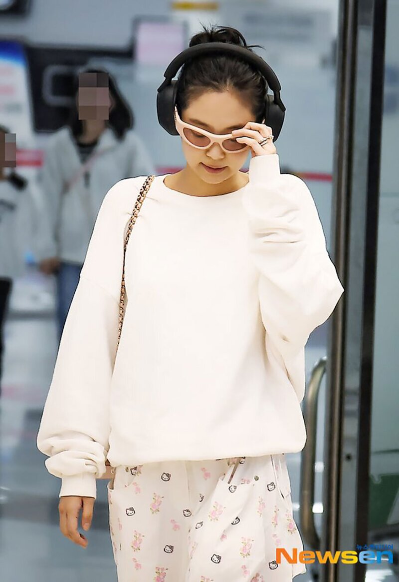240502 JENNIE at the Gimpo Airport documents 7