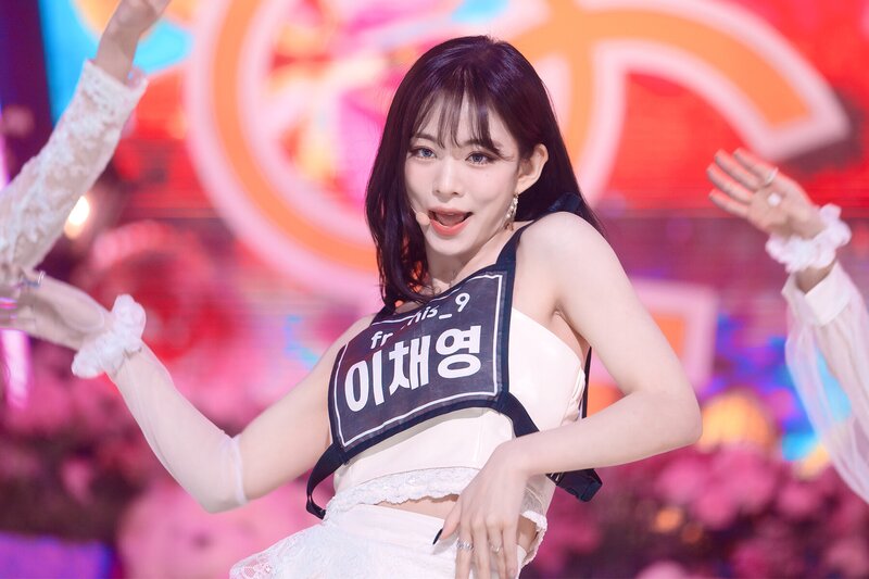 220123 fromis_9 Chaeyoung - 'DM' at Inkigayo documents 14