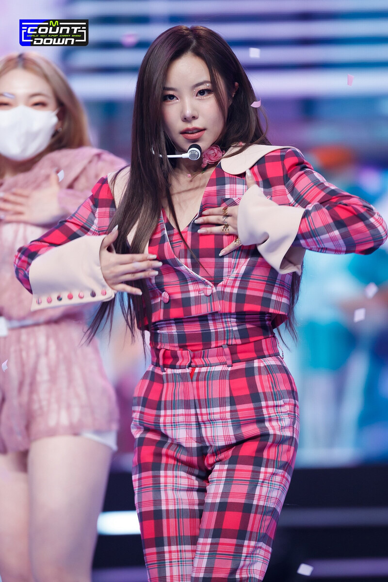 220127 Whee In - 'Make Me Happy' at M COUNTDOWN documents 26