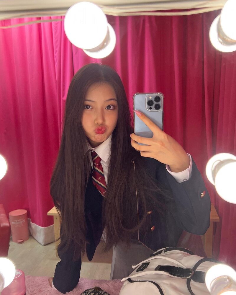 220407 NMIXX Instagram Update - Jiwoo documents 6