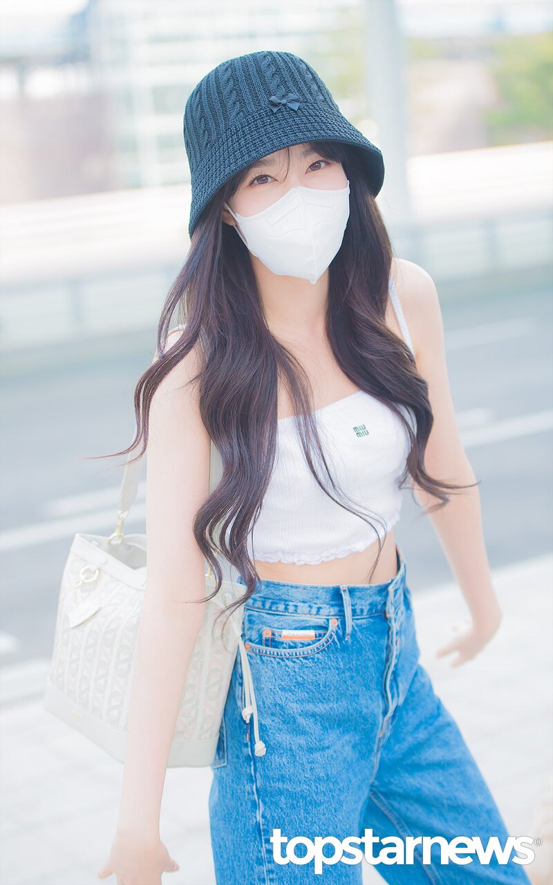 220520 STAYC's Yoon at Incheon International Airport for KCON USA 2022 documents 23